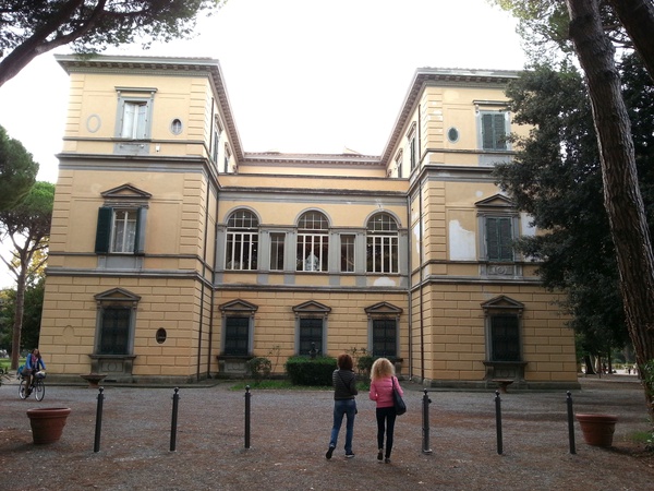 Bookcrossing Zone: scaffali di libri sugli alberi di Villa Fabbricotti